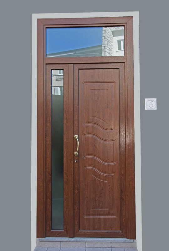 Tipologia serramenti: Porta d’ingresso a 2 ante con sopraluce - Profilo PVC: Piattaforma 70 - Colore: Rovere Gold - Accessori: Oro